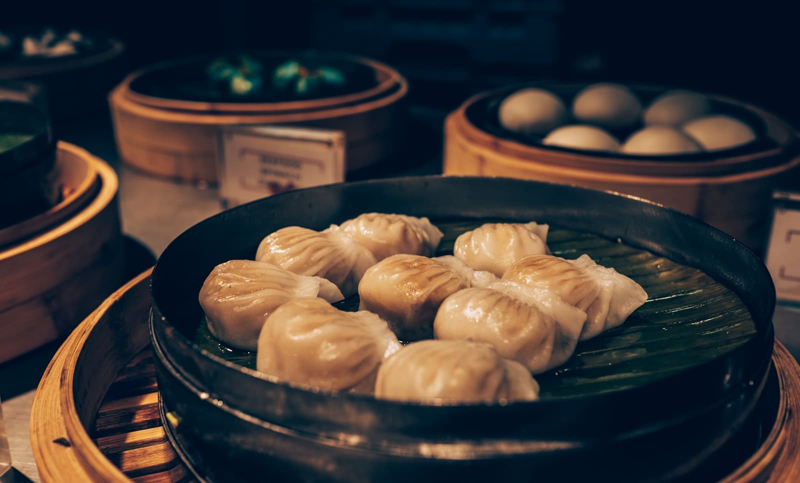 Hidangan Sichuan di meja makan